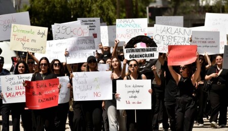 AÖA öğrencileri Milli Eğitim Bakanlığı’na siyah çelenk bıraktı