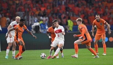 Hollanda: 0 -Türkiye: 1 (İlk yarı sonucu)