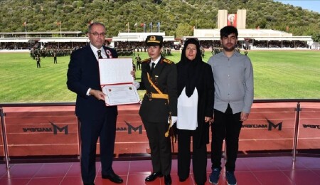 15 Temmuz şehidi Ömer Halisdemir'in kızı teğmen oldu