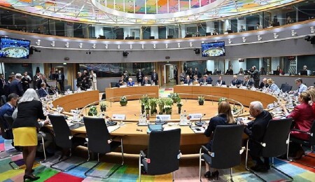 AB liderleri ortak savunma girişimlerini ilerletmekte mutabık kaldı