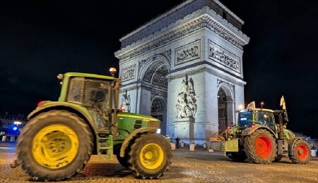 Fransa’da AB-MERCOSUR anlaşmasını protesto eden çiftçiler traktörleri ile Paris’e ulaştı