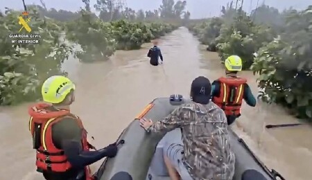 İspanya'da nehir taşması sonucu mahsur kalan 50 kişi tahliye edildi