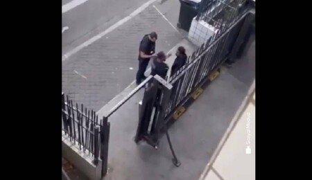 Fransa'da tokat attığı gencin yüzüne tüküren polis 6 ay tecilli hapis cezasına çarptırıldı