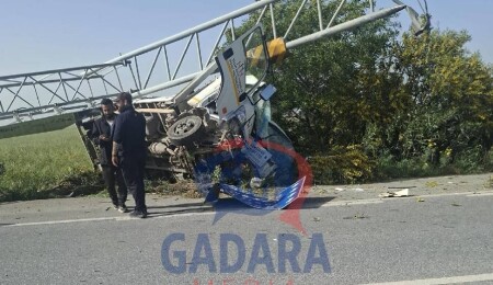 Dörtyol'da trafik kazası: Tabela aracın üzerine düştü