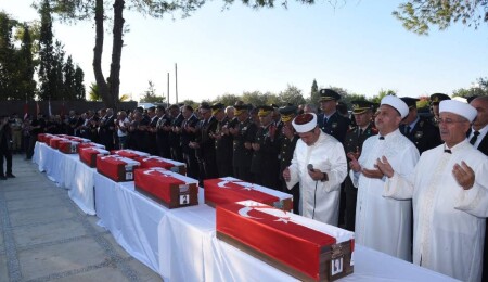 Kimlikleri 52 yıl sonra belirlenen, aralarında bebek ve çocukların da bulunduğu 15 şehit toprağa verildi