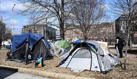 Trump'ın uyarısının ardından başkent Washington'daki evsizlerin çadırları kaldırılıyor