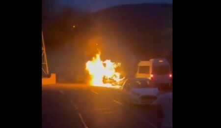 Girne’de park halindeki boş otobüs yandı