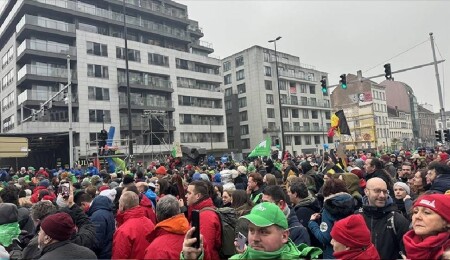 Belçika'da yaklaşık 60 bin işçi hükümetin tasarruf tedbirlerini protesto etti