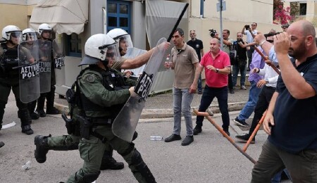 Atina'da eylem yapan taksiciler ile polis arasında arbede yaşandı