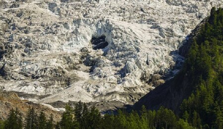 İsviçre'de buzul çökmesi sonucu neredeyse yok olan köyün de bulunduğu bölgede durum kritik