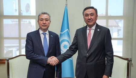 Kazakistan'ın TDT Daimi Temsilciliğine atanan Sapiyev, TDT Genel Sekreterine güven mektubunu sundu