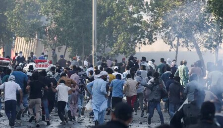 Pakistan'da ABD-İsrail protestosu: ABD Konsolosluğu'na girmeye çalıştılar, 9 kişi öldü