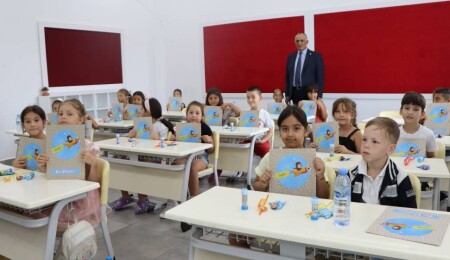 İlk ve orta dereceli okullarda karneler dağıtıldı