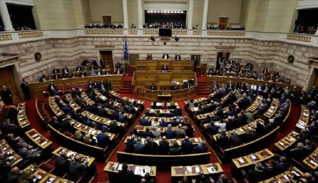Yunanistan Parlamentosu, Kuzey Afrika'dan gelenlerin iltica başvurularını 3 ay askıya almayı onayladı