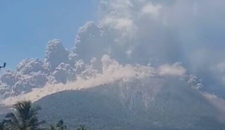 Endonezya'daki Lewotobi Laki-Laki Yanardağı'nda patlama meydana geldi