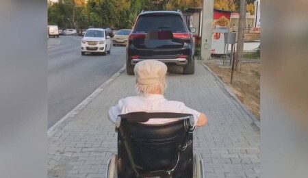 Aracını kaldırıma park ederek geçişe engel olan sürücü rapor edildi