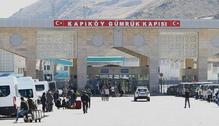 Türkiye-İran sınırındaki gümrük kapılarında günübirlik yolcu geçişleri durduruldu