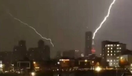 İstanbul'da yıldırımlı gece: Finans Merkezi'nde bir binaya düştü