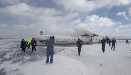 Toronto’da acil iniş yapan uçak ters döndü