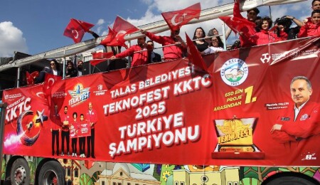 TEKNOFEST KKTC'de birinci olan öğrenciler Kayseri'de coşkuyla karşılandı