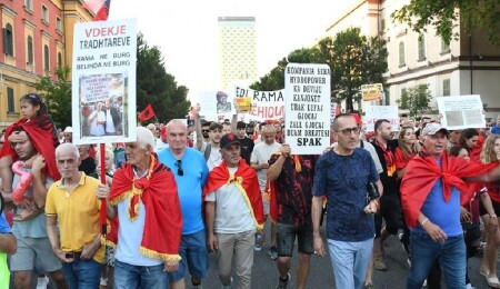 Arnavutluk'ta Zvernec'teki turizm projesine karşı gösteriler 20. gününde sürüyor