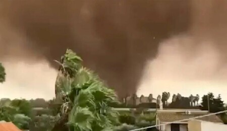 İtalya'nın güneyinde yaşanan çifte hortum, yaralanmalara ve hasara yol açtı
