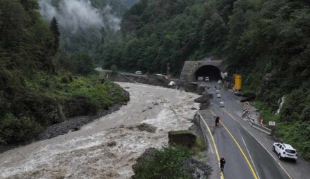 Rize'de selden etkilenen 17 kişi askeri helikopterlerle tahliye edildi