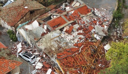 Balıkesir'deki depremde yıkılan binaların enkazı kaldırılıyor: 4,6 büyüklüğünde bir deprem daha oldu