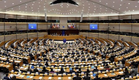 AB'nin dönem başkanı Danimarka'nın lideri Frederiksen, iklim ve göç mesajlarıyla AP'yi ikiye böldü