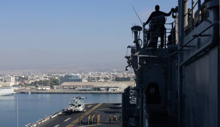 ABD uçak gemisi Limassol Limanı’nda