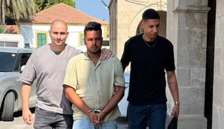 Yeni tanıştığı kadının çantasından para çalmakla itham ediliyor