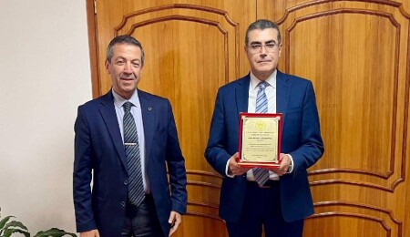 Tahsin Ertuğruloğlu’ndan emekli olan Mustafa Lakadamyalı’ya teşekkür plaketi