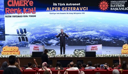 Alper Gezeravcı, "CİMER'e Renk Kat" Resim Yarışması'nın ödül töreninde çocuklarla bir araya geldi