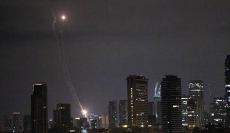 İran, "Hayber Şiken" füzesiyle İsrail’de bazı noktaları hedef aldığını duyurdu