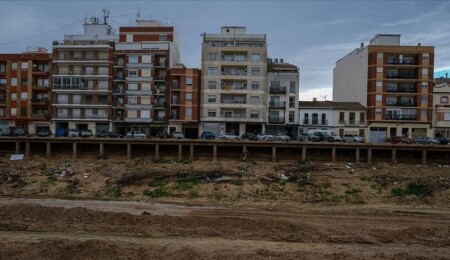Valensiya'da selden zarar gören araçların toplandığı alan adeta araba mezarlığına döndü
