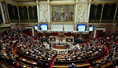Fransa'da hükümete karşı verilen gensoru önergesi Meclis tarafından reddedildi