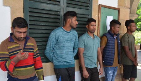 Polis gürültü şikayetiyle kontrole gittiği evde 5 kaçak yakaladı