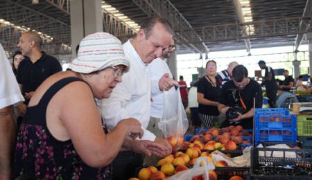 Fikri Ataoğlu Gazimağusa'da esnaf ve vatandaşlarla buluştu: Her zaman yanınızdayız