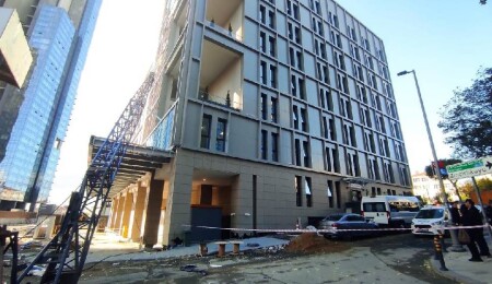 İstanbul'da vinç öğrenci yurduna devrildi