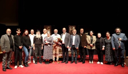 İskele Belediyesi, 4'üncü Tiyatro Günleri "Hadi Öldürsene Canikom" oyunuyla başladı