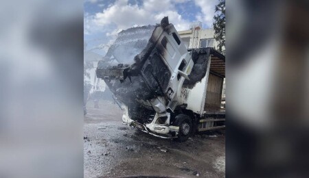 Küçük Kaymaklı’da park halindeki TIR alevlere teslim oldu