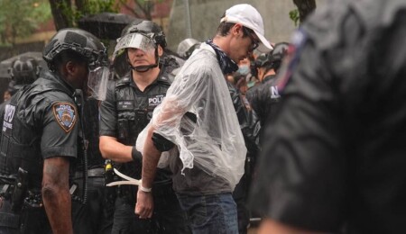 ICE polisleri sokak ortasında vatandaşı vurdu: Kentte protesto yapılıyor