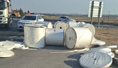 TIR'dan düşen kağıt rulo balyalar kaldırıldı, yol güvenliği sağlandı