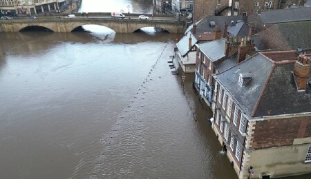 Bram fırtınasının etkili olduğu York kentinde evler ve sokaklar sular altında kaldı