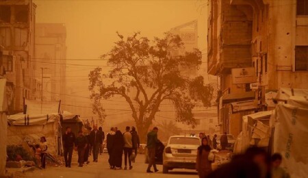 Gazze’de etkili olan kum fırtınası Filistinlilerin hayatını daha da zorlaştırdı