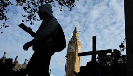 İngiltere'de genç yetişkinler ülkeyi terk ediyor, girişimciler ise alarm veriyor!