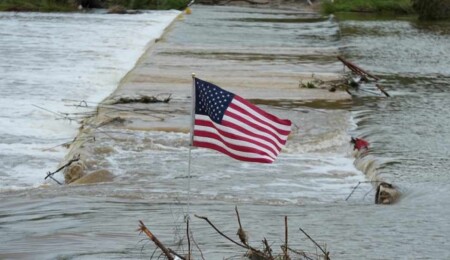 Texas'ta 109 kişinin ölümüne neden olan sellerde, 160'tan fazla kişinin kayıp olduğu bildirildi