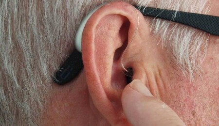 Yapay zeka destekli gözlükler, işitme sorunu yaşayanlara "süper güç kazandıracak"