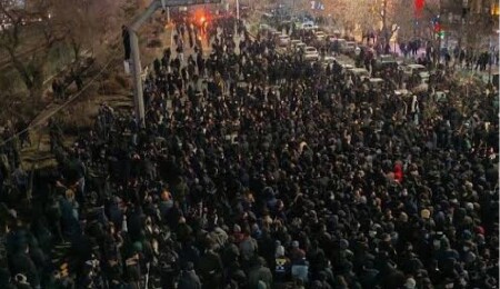 İran'da halk ayakta: İnternetin ardından telefon hatları da kesildi