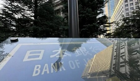 Japonya'da düşük büyüme ile yüksek enflasyonun BoJ'u ve hükümeti ikilemde bırakabileceği öngörülüyor